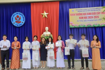 Tuyên dương học sinh đạt thành tích cao trong Kì thi Olympic 30/4 và Kì thi học sinh giỏi cấp trường